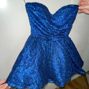 Kort festklänning  - Fett vacker glitrig kortfestkkännig som köptes för en gångs användning från Goddess Dress för 1399kr  Gratis leverans inom Göteborg  Priset går att diskuteras 