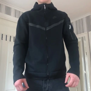 Nike tech fleece M - Svart Nike tech i storlek M. Knappt använd, nypris 1300kr, priset kan såklart diskuteras