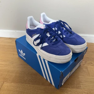 Adidas gazelle  - Säljer mina adidas gazelle i storlek 37 1/3. Slutsålda, kartong medföljer🌸