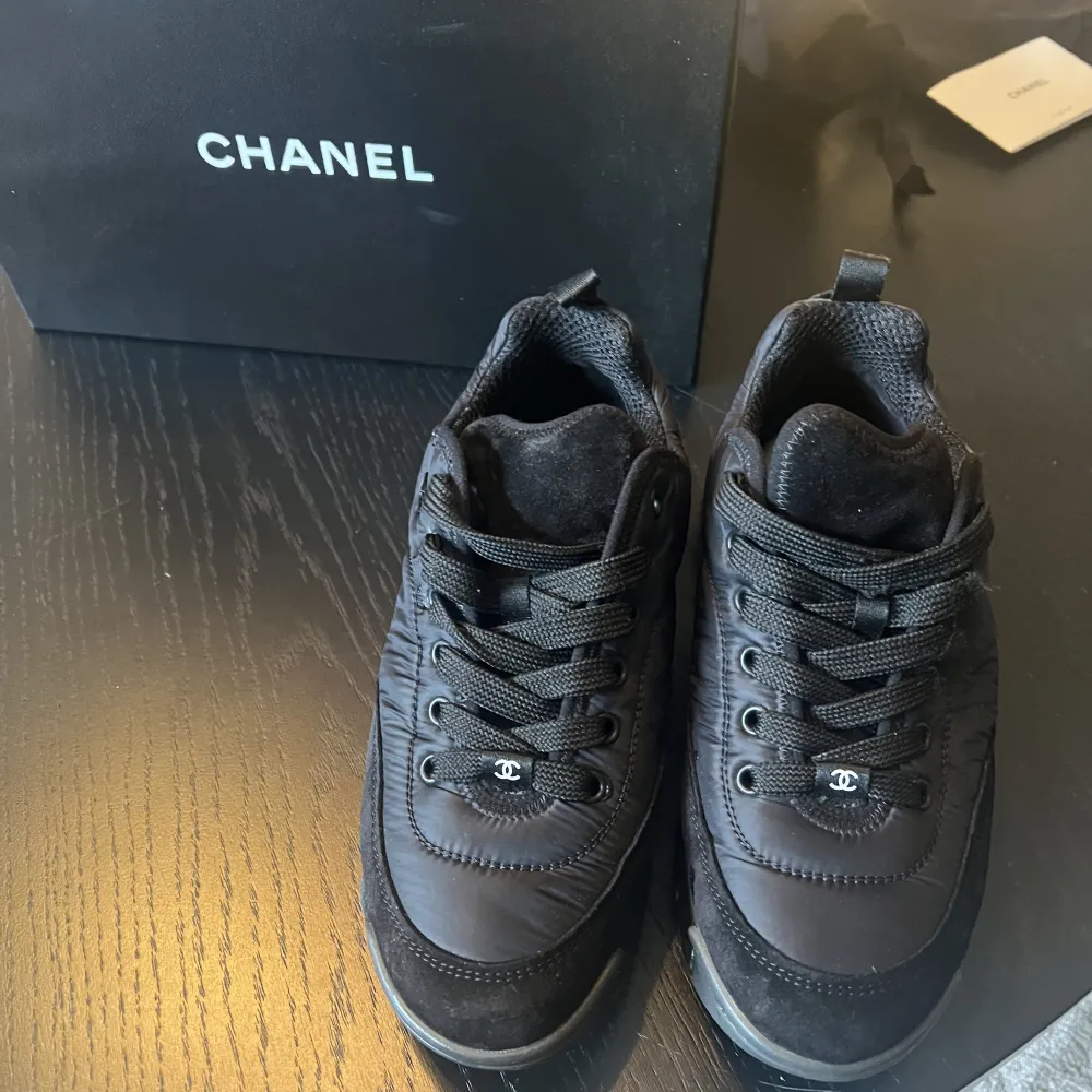 Höst sneakers från Chanel i jättebra skick köpta för 12.000:- . Skor.
