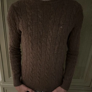 Gant tröja - Säljer denna gant tröja i lambwool Tröjan har inga defekter och är i storlek S Tveka inte att skriva om du har några frågor 