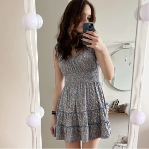 Blommig klänning  - Köpte på Urban Outfitters förra året för 600kr. Använd bara 1 gång, jätte fint skick! Lite för kort på mig som är 165 så skulle passa perfekt för nån som är under 165, typ 160 eller kortare.💕