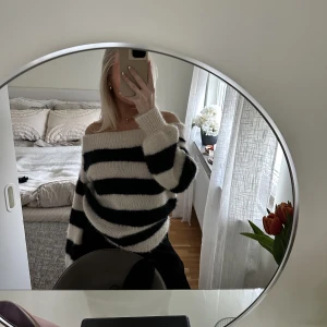 Stickad tröja - Stickad off shoulder tröja från Gina tricot, sticks inte! Strl m men passar mig som år xs/s. Inga defekter 