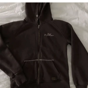 Peak performance hoodie - Säljer min fina peak performance kofta som jag köpte här på plick! Inga defekter. 