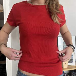 Röd t-shirt från hm. Den är ribbad och i storlek m. Aldrig använd!!