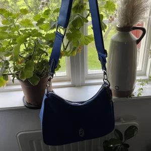 Axelremsväska - Jättefin marinblå väska som tyvärr aldrig blivit använd!