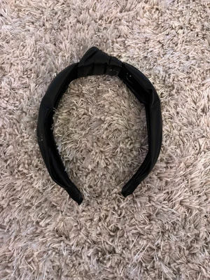 Diadem - Diadem perfekt när man ska sminka sig eller bara vill få bort håret från ansiktet köpt för 55kr men säljer för 10 då de kommit lite färg på den men de syns inte när mab har på sig de🥰🥰