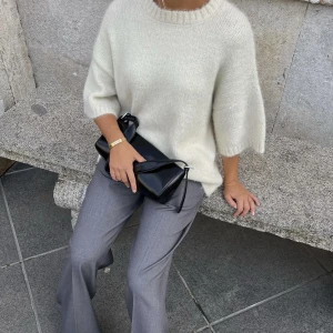 Vit stickad tröja  - Superfin vit stickad tröja med korta ärmar, helt slutsåld! Aldrig använd, lappar kvar. Skriv vid frågor eller funderingar 💕