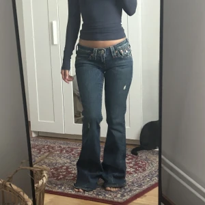 Lågmidjade True religion jeans🦋 - Sitter super fint, använd en gång i princip nya! Jätte fin bootcut, och färg💓om många är intresserade blir det budgivning 🥰 Har ett minimalt streck på ena benet kolla bild 3 innerbenslängd 82cm Midjemått tvärsöver 36cm