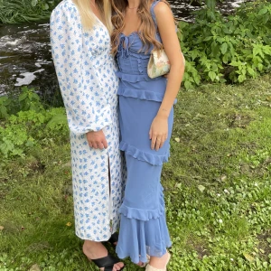 Magisk volangklänning🦋 - Såå fin, helt slutsåld klänning. I storlek 36 men passar även mig som är 32/34, då den har snörning i ryggen. 