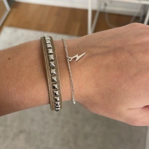 Nit armband  - Säljer nu detta as snygga armband med nitar på! Köpt i Tyskland 🙌🏽 går att ställa in i 2 storlekar så passar typ alla!! Jätte bra skick då de är använt max 2 gånger. Säljer även de silvriga armbandet !!