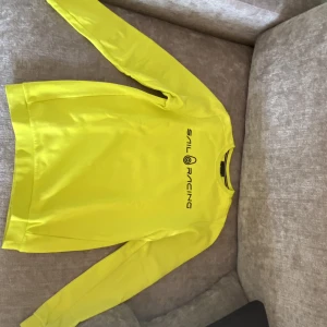 Sweatshirt  - Sail Racing sweatshirt säljes då jag växt ur den. Knappt använd och i mycket bra skick.