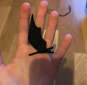 Fladdermöss accessoar - Fladdermöss hårspännen perfekt för halloween. Aldrig använd. Tror de är från hm men är inte säker 