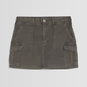 Cargokjol - Supersnygg cargokjol från BERSHKA. Sitter som en smäck 🌸🌸 säljer endast då jag köpte fel storlek och därmed aldrig använd. Nypris 299kr. Använd gärna Köp Nu funktionen 🫶🏼