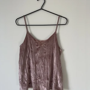 Rosa linne  - Gulligt rosa linne från Stradivarius. 