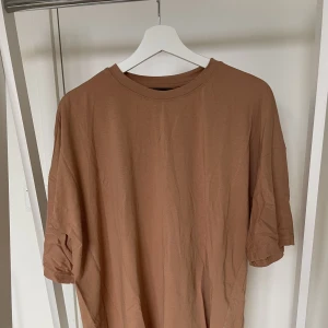 Oversized t-shirt  - Oversized t-shirt i storlek 36 från missguided. Knappt använd då jag inte passade så bra i den färgen. Fint skick. Passar XS, S, M och L beroende på hur man vill ha passformen. Färgen är typ brun/beige/rosa.