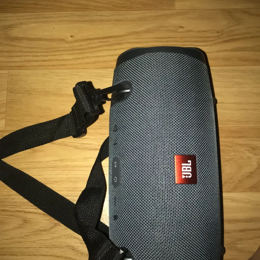 Upplev musiken på ett nytt sätt med min fantastiska högtalare! Den är enkel att använda och ger fantastiskt ljud. Du kan koppla ihop den med din telefon och spela dina favoritlåtar trådlöst. Högtalaren ser dessutom riktigt snygg ut och passar i vilket rum. Muu.