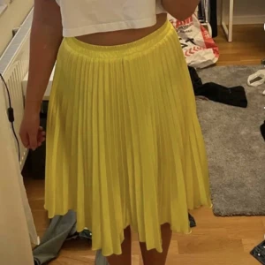 Kjol i nyskick - (Lånad bild) Storlek XS Kjol från Bikbok i nyskick, har med andra ord aldrig använts.  Säljes då den köptes i fel storlek.  Säljes för 100kr - Fraktavgift tillkommer😊