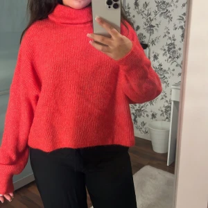 Stickad tröja  - En röd stickad tröja i bra skick, aldrig använt men väldigt fin och skön till hösten. Storlek Xl men sitter inte jätte stort för mig som vanligt vis har xs-s i klädstorlek 