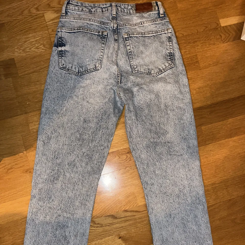 Ett par jeans jag inte använt på år som är i storlek 36. Kan vara avkortade då jag är 158 och inte hittar jeans som passar längd annars. . Jeans & Byxor.