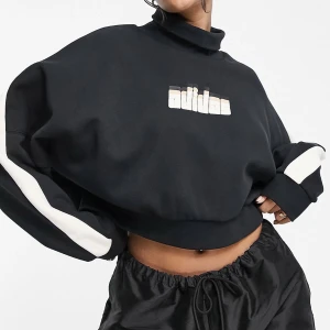 Sweatshirt  - Adidas sweatshirt med hög krag (Bra skick)   Ny pris: 819kr