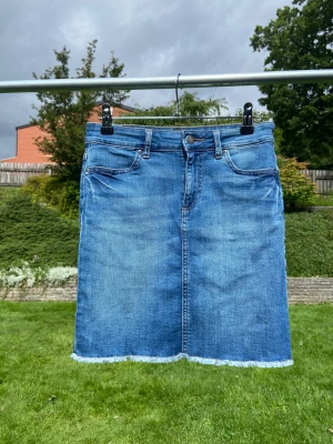 Jeanskjol  - Knappt använd jeanskjol från pieces 