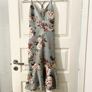 Turkosa Blomning kläning  - Blomning kläning som är för stor för mig. Använd en gång för bild. 