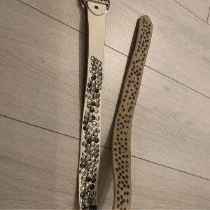 Bälte med nitar - (Lånad bild) ett vitt bälte med nitar❤️
