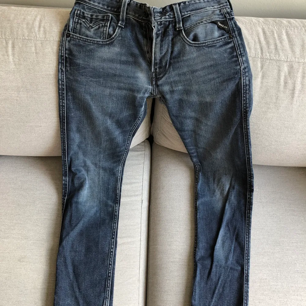 Ett par Replay jeans som ja har växt ur och säljs. Skick 8/10 lite urtvättade men inget man tänker på men annars riktigt fina🤩kan sänka pris vid snabb affär, de är lite små i storleken . Jeans & Byxor.
