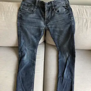 Ett par Replay jeans som ja har växt ur och säljs. Skick 8/10 lite urtvättade men inget man tänker på men annars riktigt fina🤩kan sänka pris vid snabb affär, de är lite små i storleken 