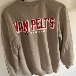 Beige Sweatshirt med tryck - Tröja med tryck i storlek xs. Köpt för 300 men har bara använts ett fåtal gånger. Pris går att diskutera!