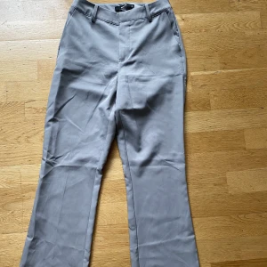 Kostymbyxor - Kostymbyxor från Bik Bok. Har sytt upp dessa för att passa mig som är 163.