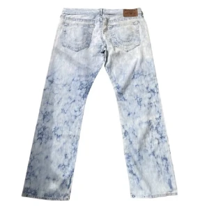 True religion  - Säljer dessa sjuka trues med bra baggy fit. ”Cloudy trues” som har sjuka detaljer och är en sällsynt byxa. Skriv vid intresse!🌟