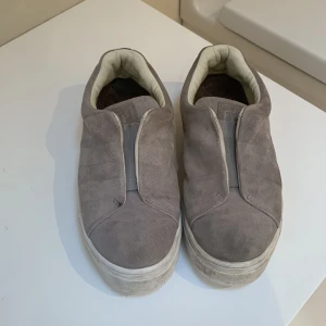 Eytys skor - Ett par jätte fina grå eytys i bra skick❤️. Säljer pga att dem inte kommer till andvändning här hos mig.!