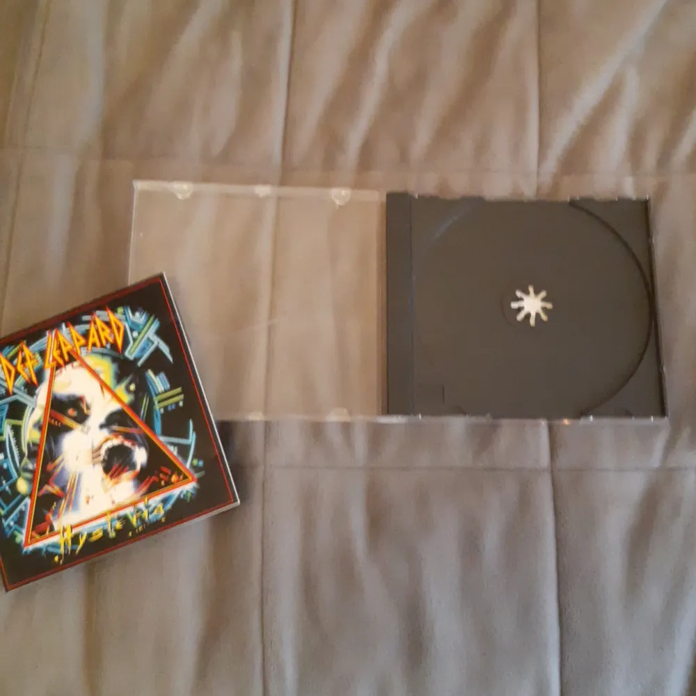 Tyvärr ingår ingen skiva:( men den lilla cd boken och fordralet inkluderas. Fungerar att förvara alla möjliga cd skivor i! Lite små repor. Fin som dekoration!. Muu.