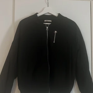 Jacka - Bombajacka från Gina Tricot och är oanvänd. I storlek M 