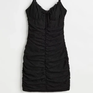 Festklänning  - Snygg klänning som kan användas till nästan alla olika festtillfällen. Använd två gånger. Säljer då jag den inte kommer till användning mer. Fraktkostnad tillkommer.