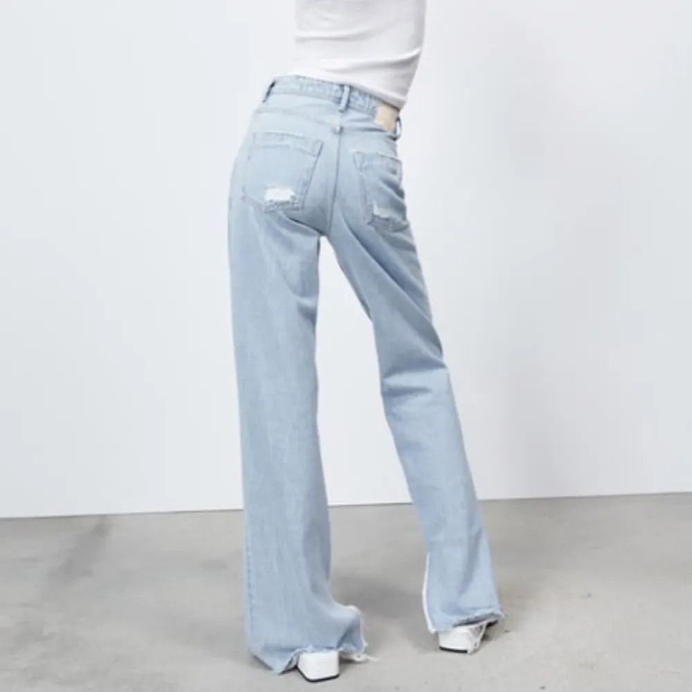 Säljer mina zara jeans då de är för långa för mig💕. Jeans & Byxor.