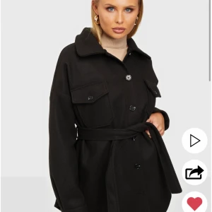 Kappa från Nelly - Säljer min kappa som är i en kortare modell. Kappan är köpt på nelly förra året men har inte kommit till användning mer än 1 gång, därav nyskick.Nypris 699kr💕