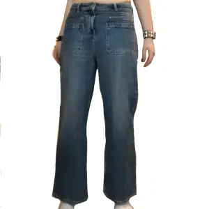 Coola wide leg Zara jeans med unika fickor på framsidan Skriv för mått c: