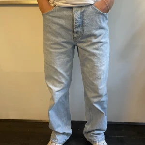 Nlyman Jeans - Ljusblåa Nellyman Jeans använda ett flertal gånger men fortfarande väldigt fina. Skick 8/10. Hårda i materialet. Hör av er vid frågor eller fler bilder!