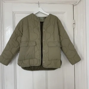 Höstjacka - En superfin trendig jacka från zara barnavdelning men som passar mig som bär XS, superfin men har andra jag använder mer. Endast använd 1 gång