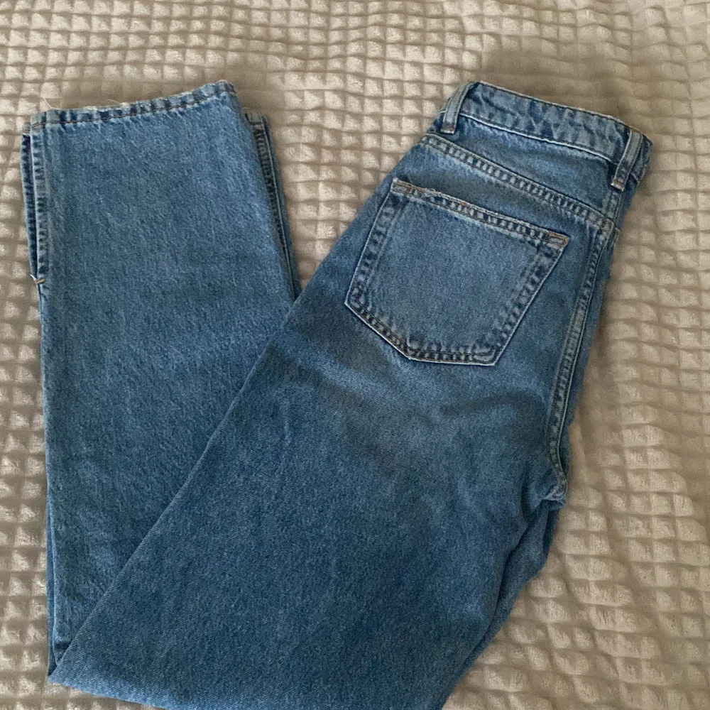 Säljer ett par blåa jeans med en slit från Young gina , fins resor i midjan och är i Storlek 152 . Aldrig använda då dom inte går att lämna tbx säljer för 150 kr ⚡️hör av er vid frågor eller vid intressen⚡️ . Jeans & Byxor.