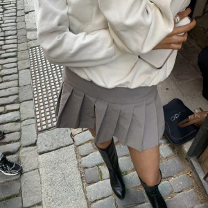 zara  kjol - jättefin grå zara kjol i strlk medium, litet hål vid dragkedjan som gör att man får försiktigt dra upp i dragkedjan så den inte fastnar annars jättebra skick!