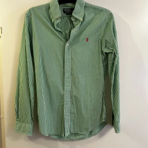 go Polo skjorta  - En skön sommrig polo ralph luren skjorta. Aldrig använd 