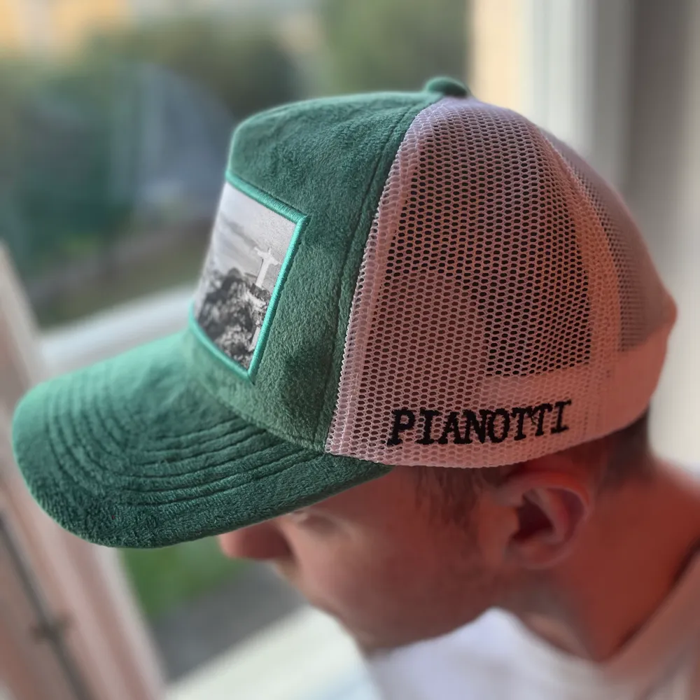 Hej säljer pianoti kepsar det är bara att skriva till mig har alla färger och bra priser ( 4 gröna 3 mörk blå 3 svarta 3 röda) kolla profilen för dom andra och hur dom ser ut, pris kan självklart diskutera. Asusteet.