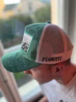 pianoti keps  - Hej säljer pianoti kepsar det är bara att skriva till mig har alla färger och bra priser ( 4 gröna 3 mörk blå 3 svarta 3 röda) kolla profilen för dom andra och hur dom ser ut, pris kan självklart diskutera