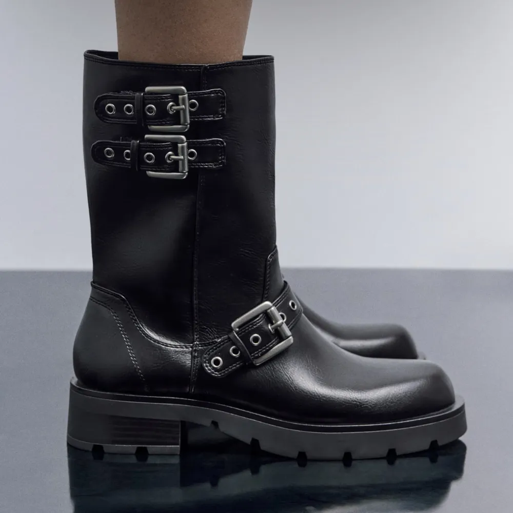 Slutsålda biker boots från zara. Byter helst mot de bruna men kan tänka mig sälja också :) (helt oanvända, dm för egen bild eller frågor). Skor.