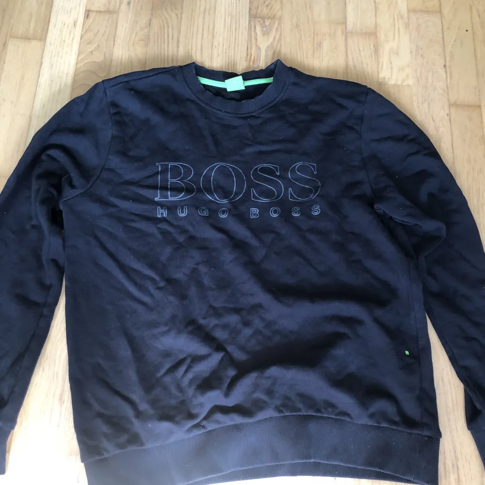 Boss sweatshirt storlek M och är knappt använd 9/10 condition. Tröjor & Koftor.