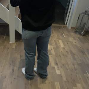 Helt nya oanvända lågmidjade jeans från zara. Endast testade. Helt slutsålda på zara. Storlek 40 men sitter som 38/40